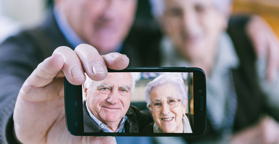 Viejo haciendose una foto